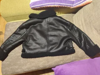 Cazadora ZARA efecto piel con borrego. Talla M