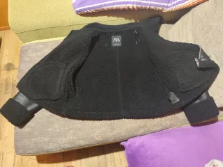 Cazadora ZARA efecto piel con borrego. Talla M