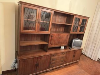 Mueble de salón de madera y cristal