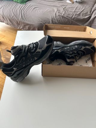 ASICS Zapatillas Negras y Grises Nuevas