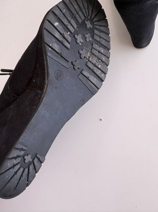 Botines negros de cuña con cordones