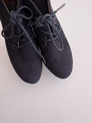 Botines negros de cuña con cordones