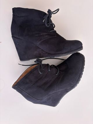 Botines negros de cuña con cordones