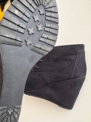 Botines negros de cuña con cordones