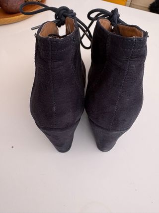 Botines negros de cuña con cordones