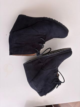 Botines negros de cuña con cordones