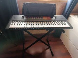 Teclado Yamaha con soporte PSR-F51