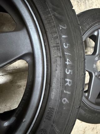 Neumáticos 215/45R16