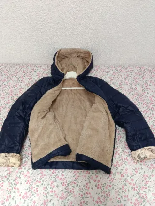 Cazadora azul acolchada con capucha