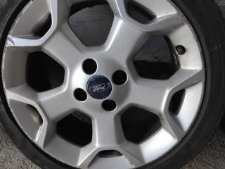 Llantas Ford 16" y neumáticos 145/95 R16