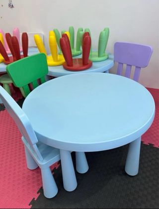 Mesas y sillas infantiles de colores