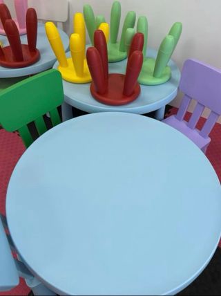 Mesas y sillas infantiles de colores