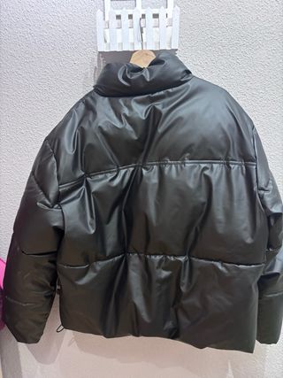 Cazadora efecto piel Zara negra