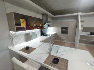 Cocina de exposición mármol y madera