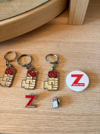 Llaveros y pines Zapatero colección