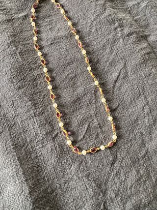 Collar chapado oro perlas y piedras moradas