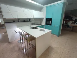 Cocina de exposición Teal y Blanca