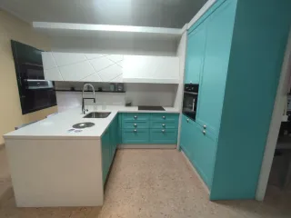 Cocina de exposición Teal y Blanca