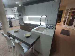 Cocina de exposición gris y blanca