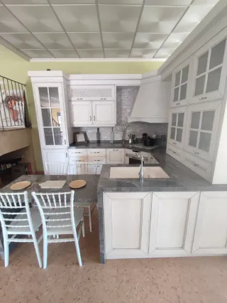 Cocina de exposición madera y piedra