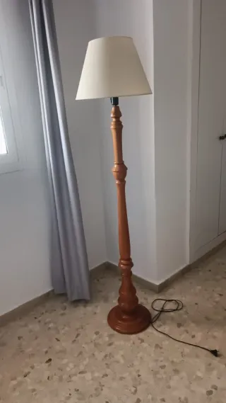 Lámpara de pie de madera y tela