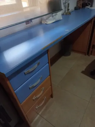 Escritorio azul y marrón con cajones