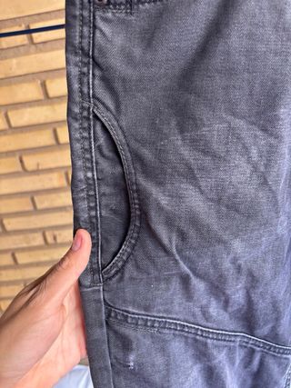 Pantalones vaqueros negros desgastados