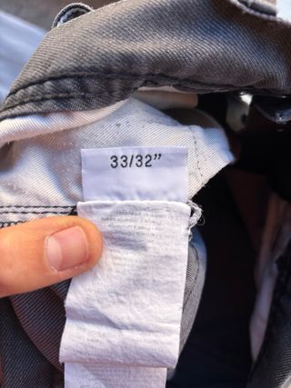 Pantalones vaqueros negros desgastados