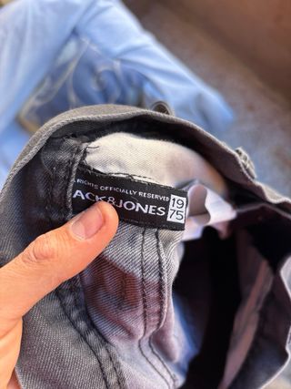 Pantalones vaqueros negros desgastados