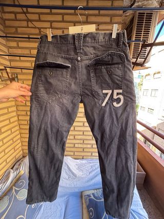 Pantalones vaqueros negros desgastados