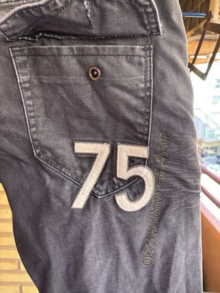 Pantalones vaqueros negros desgastados