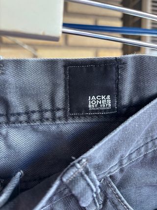 Pantalones vaqueros negros desgastados