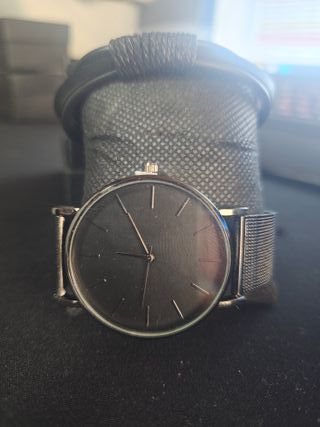 Reloj minimalista negro y plateado