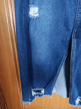 Falda vaquera midi desgastada