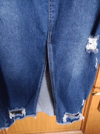 Falda vaquera midi desgastada