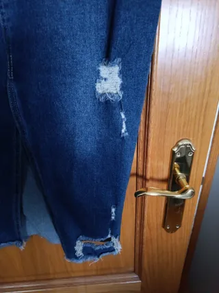 Falda vaquera midi desgastada