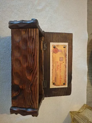 Cajita de madera antigua decorada