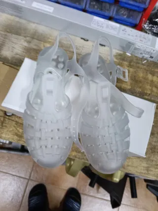 Sandalias transparentes de goma