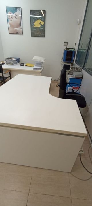 Mesa de oficina blanca