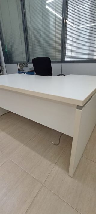 Mesa de oficina blanca