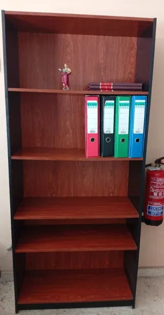 Estantería de madera y metal