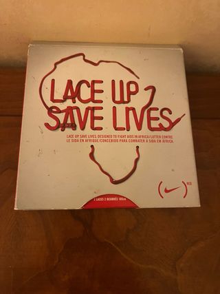 Nike Lace Up Save Lives Lacci Rossi