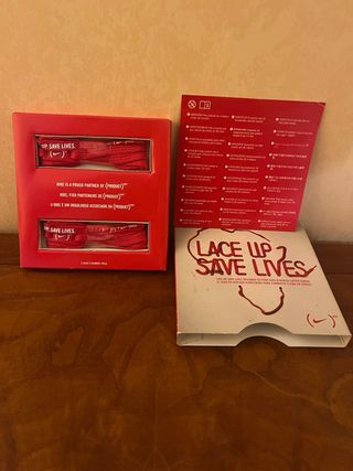Nike Lace Up Save Lives Lacci Rossi