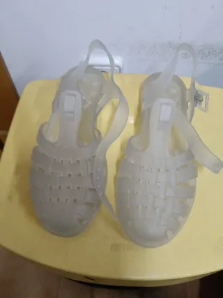 Sandalias transparentes de goma .Talla 38
