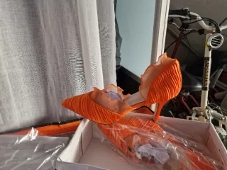 Zapatos de tacón naranja con volantes