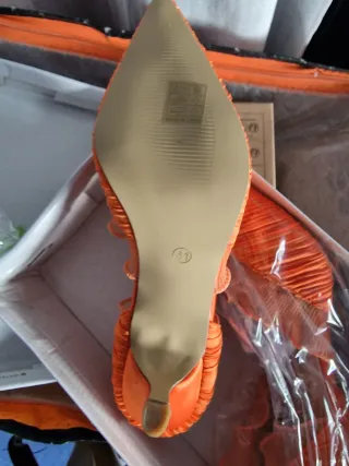 Zapatos de tacón naranja con volantes