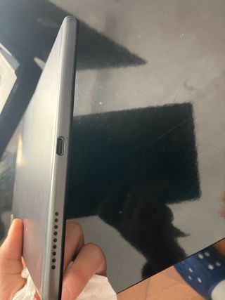 Tablet Lenovo gris la puedes utilizar como pieza.