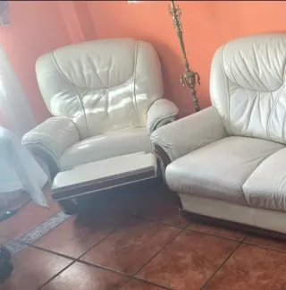 Sofá y sillón alzapies de piel beige