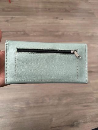 Cartera de cuero artesanal bordada