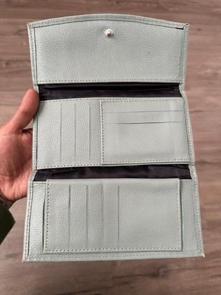 Cartera de cuero artesanal bordada